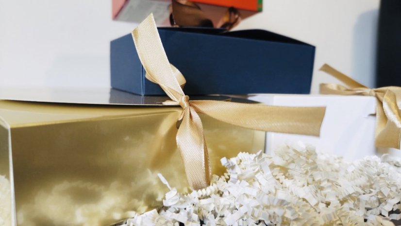 Gift Wrapping Service - Color of the gift box: Red