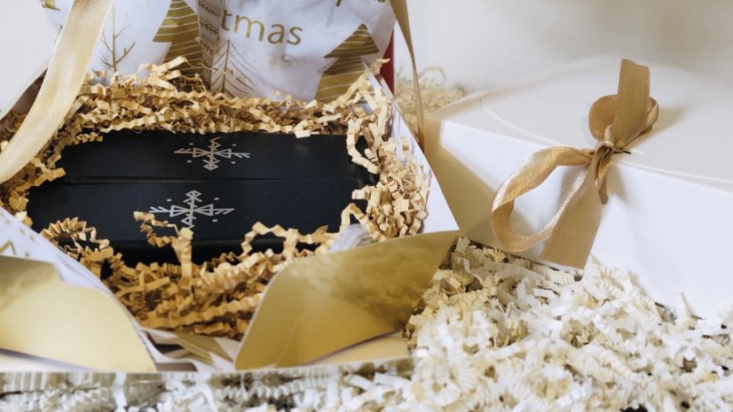 Gift Wrapping Service - Color of the gift box: Red